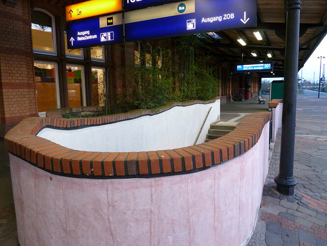 Hundertwasser-Bahnhof 043