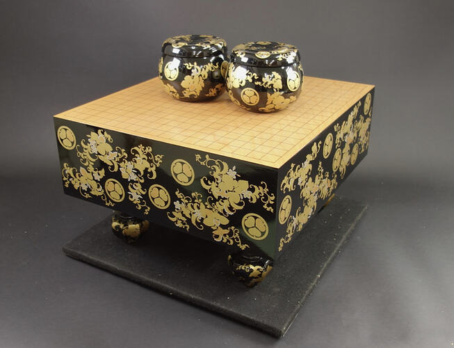 Classic Maki-e Owari Tokugawa Go board Set ¥298,000 / Scherm­afbeelding 2026-10-02 om 22.38.04888