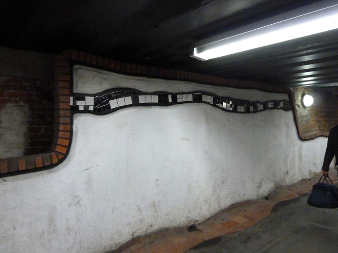 Hundertwasser-Bahnhof 059