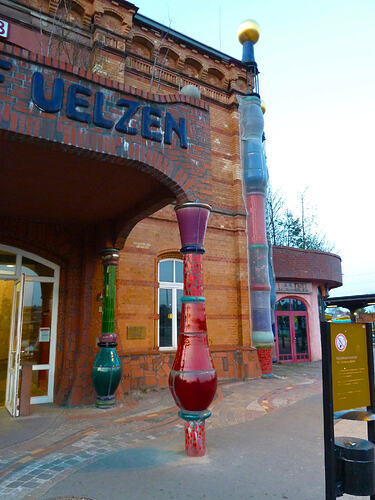 Hundertwasser-Bahnhof 010